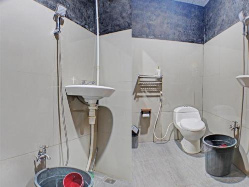 ein Badezimmer mit Waschbecken und Toilette in der Unterkunft Capital O 92681 Randu Mas Hotel & Resort Taman Purbakala in Gedung