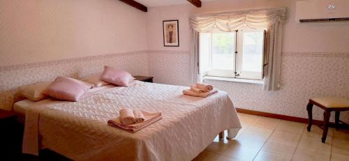 Un dormitorio con una cama con toallas. en Villa Romeijn, en Cerda