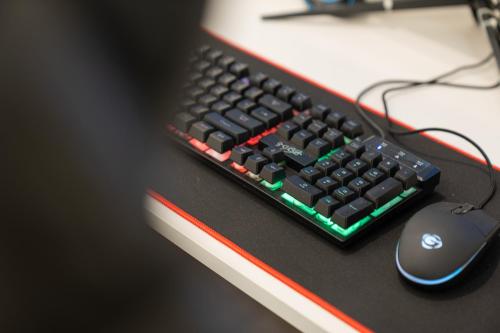 a computer keyboard and a mouse on a desk at No25 Hotel Songnae Station in Bucheon