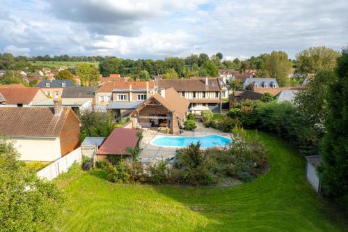 an aerial view of a house with a swimming pool at Villas sommebay Pour un séjour de rêve in Miannay
