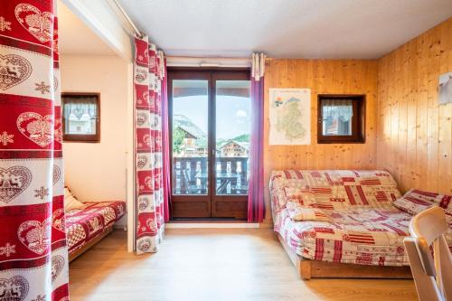 a living room with a couch and a window at Joli Appt 2 Centre Village Valloire in Valloire