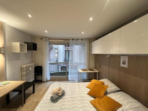 Habitación con cama, mesa y escritorio. en L'ecrin du temple, en Aix-les-Bains