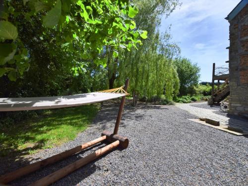 ein Holzboot auf einer Schotterstraße in der Unterkunft Relaxing Retreat Near Forests in Oppagne
