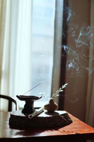 a wooden table with a vase on top of it at Dujiangyan Irrigation Project Puruna Hot Spring Hotel Panda Valley Store in Dujiangyan