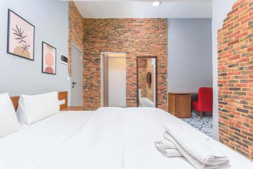 Ένα ή περισσότερα κρεβάτια σε δωμάτιο στο Stairway - Cozy Studios In Mar Mikhael