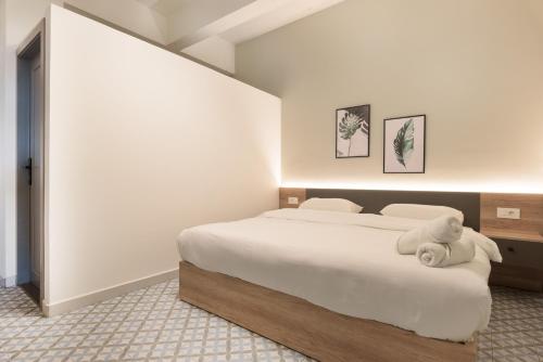 Ένα ή περισσότερα κρεβάτια σε δωμάτιο στο Stairway - Cozy Studios In Mar Mikhael
