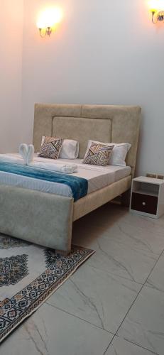 1 cama con 2 almohadas en Havy Homes 2 Bedroom Apartment Malindi, en Malindi