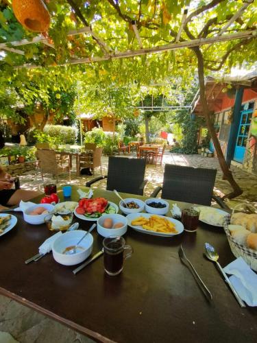 KumlucaにあるEskibeyaz Pansiyonの食べ物の盛り付けテーブル