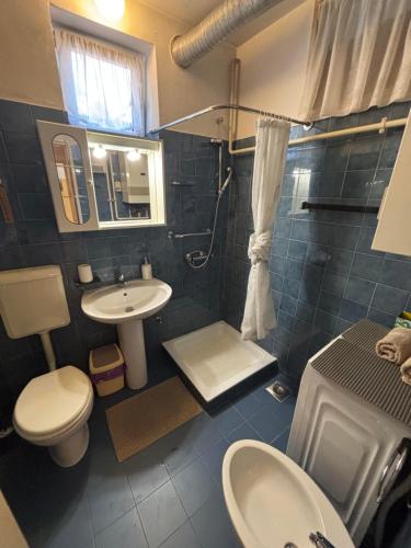 Un baño de Apartma POKI