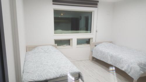 a room with two beds and a window at CLOUD9 - Vacation STAY 45821v in Rusutsu