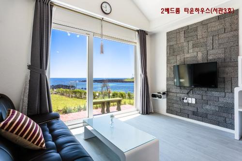 チェジュ ターニングポイント ペンションにあるテレビまたはエンターテインメントセンター