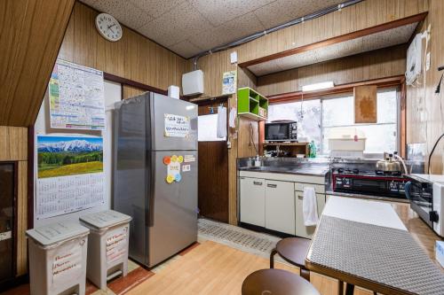 松本市にあるHostel Minka Matsumoto - Vacation STAY 87678のキッチン(ステンレス製の冷蔵庫、テーブル付)