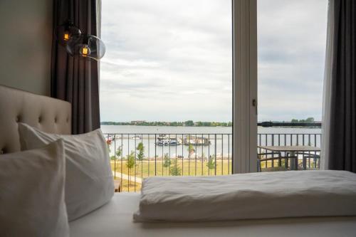 En eller flere senge i et værelse på Maremüritz Yachthafen Resort