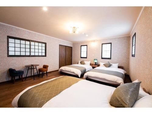 une chambre avec quatre lits et une table dans l'établissement KOTONONE MAI - Vacation STAY 87621, à Yufu