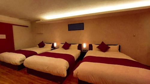 three beds in a room with lights on the wall at DAVID NO YAKATA - Vacation STAY 16849v in Yufuin