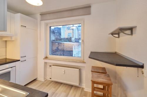 ケルンにあるBeautiful apartments in the middle of Cologneの窓とカウンタートップ付きのキッチン