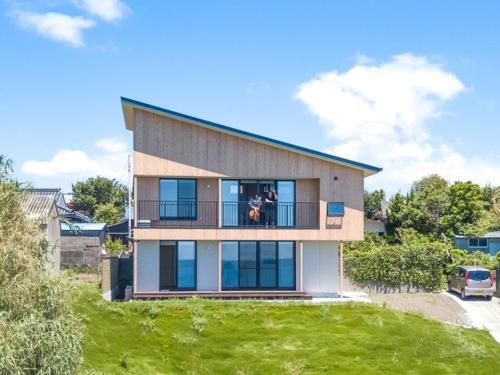 a house with two people standing on a balcony at Kino-saji - Vacation STAY 89208 in Ibusuki
