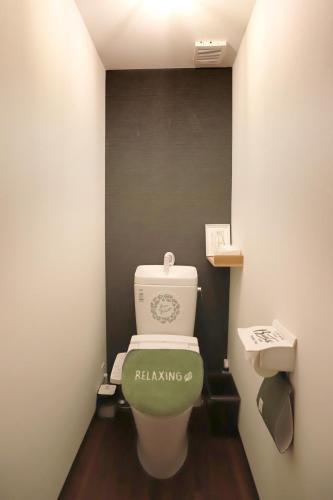 a bathroom with a toilet with a green seat at Kyo KOZO Kitano Tenjin - Vacation STAY 89906 in Kyoto