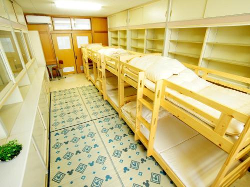 a room with a row of bunk beds at Katasyo-Onerabo - Vacation STAY 15734v in Makinohara