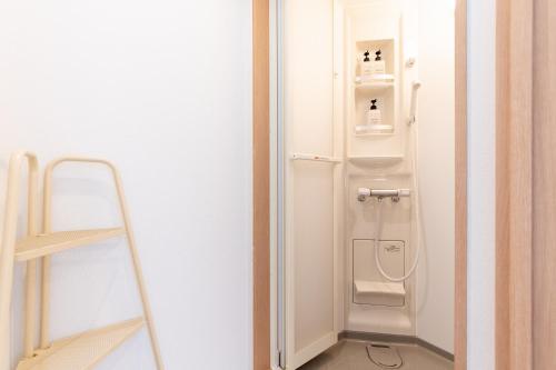ein Badezimmer mit einer weißen Toilette in einem Zimmer in der Unterkunft TK Court Ojima - Vacation STAY 91237 in Tokio