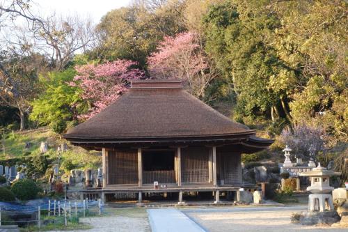 a small building with a roof in a garden at guest house Ki-zu - Vacation STAY 95389v in Nishio