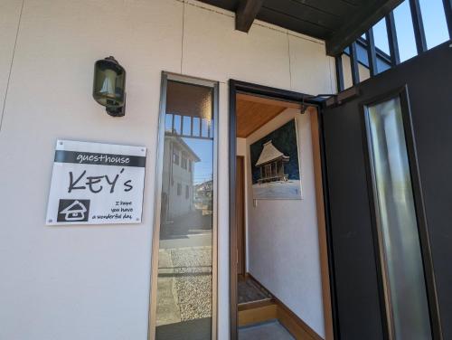 a door with a keys sign on the side of a building at guest house Ki-zu - Vacation STAY 95389v in Nishio