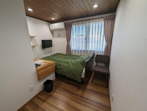 a small bedroom with a bed and a desk and a chair at guest house Ki-zu - Vacation STAY 96116v in Nishio