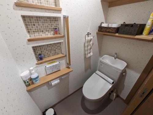 a small bathroom with a toilet in a room at guest house Ki-zu - Vacation STAY 96116v in Nishio