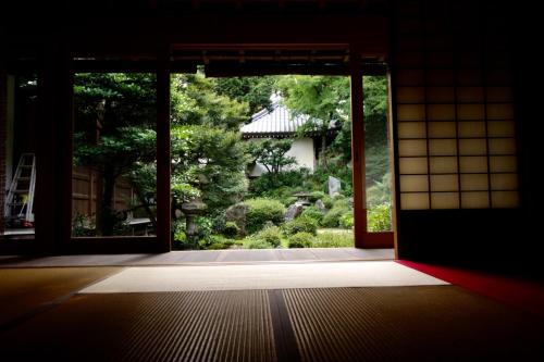 an open door with a view of a garden at guest house Ki-zu - Vacation STAY 96116v in Nishio