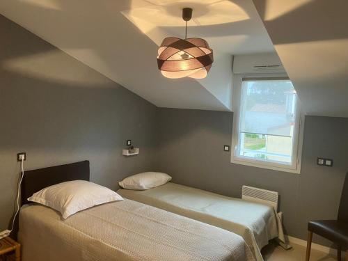 Katil atau katil-katil dalam bilik di Greg House 49 - Chambres d'hôtes jusqu'à 7 personnes