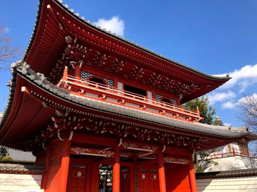 eine Pagode mit rotem Dach auf einem Gebäude in der Unterkunft Nouka Minsyuku Nakajima - Vacation STAY 99829 in Mima
