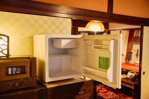 a microwave oven sitting on top of a table at Chikugo Yoshii Guest House IKUHA - Vacation STAY 00077v in Ukiha