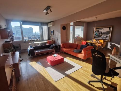 Artsy Penthouse & mountain view