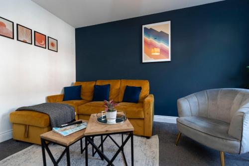 una sala de estar con un sofá y una silla en *Discounts/Contractors/WIFI/Free Parking/Smart TV, en Gateshead