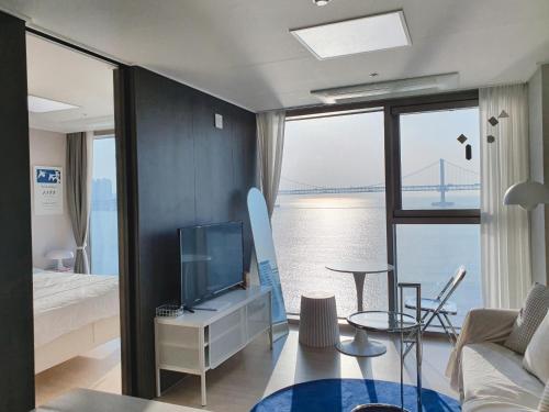 Ένα ή περισσότερα κρεβάτια σε δωμάτιο στο Gwangalli Beachfront House with a beam projector