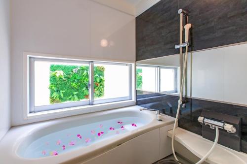 a bath tub in a bathroom with a window at Chatan villa Uminosoba - Vacation STAY 08585v in Hamakawa