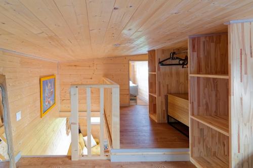 een houten hut met een trap in een kamer bij La Tiny d'Utah Beach - Proche de la plage in Sainte-Marie-du-Mont