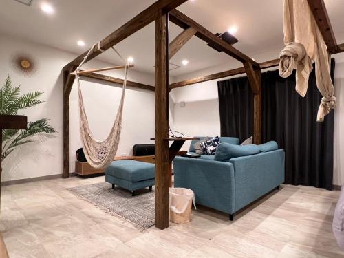 ein Wohnzimmer mit einer Hängematte und einer Couch in der Unterkunft The Moves -CinemaVilla- - Vacation STAY 12376v in Shushi