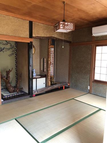 an empty room with a mat on the floor at Oyado Endo - Vacation STAY 12914v in Sanuki