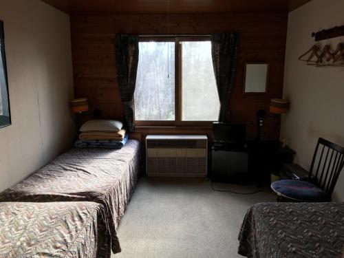 a bedroom with two beds and a window at New Togakushi Sea Hail - Vacation STAY 61073v in Nagano