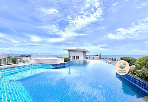 a large swimming pool on top of a building at At Bangsaen in Ban Bang Saen (1)