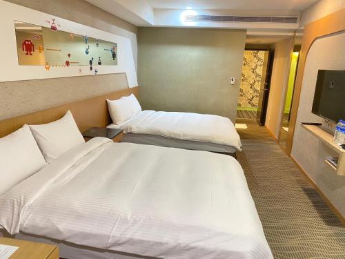 Giường trong phòng chung tại Ximen Relite Hotel