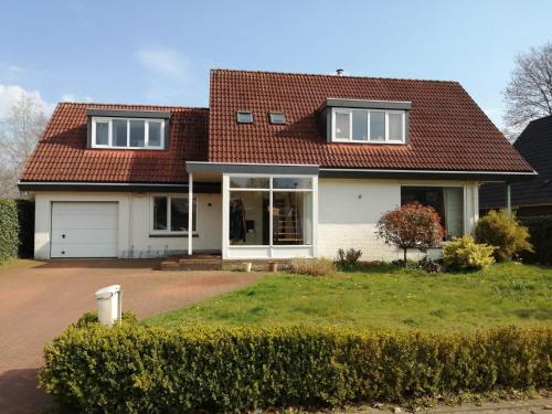 a white house with a red roof at tante Pietje Doetinchem in Doetinchem