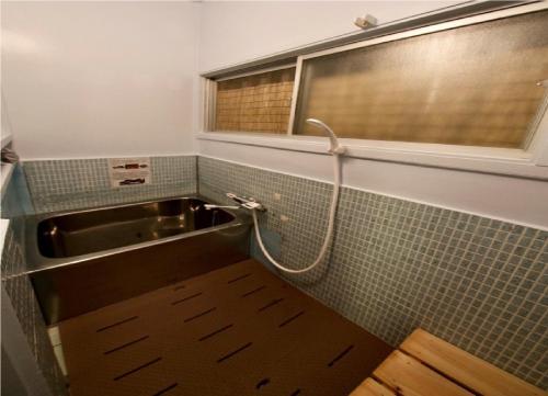 Rural house for rent - Vacation STAY 18282v في Susami: حمام مع حوض ونافذة