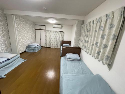 Zimmer mit 2 Betten und einem Zimmer mit in der Unterkunft Kaoru xiang po po inn - Vacation STAY 17487v in Kyoto