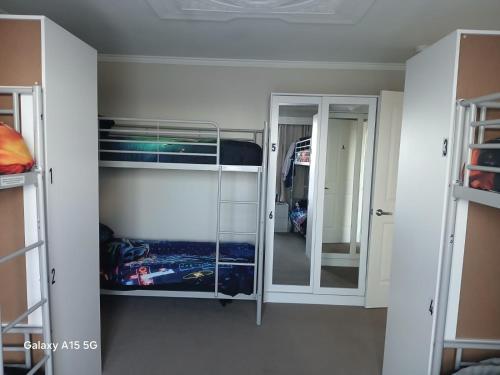Katil dua tingkat atau katil-katil dua tingkat dalam bilik di Happy Haven Lodge I Shared Rooms
