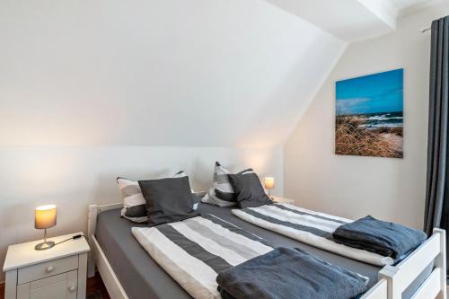 Ostorfer HalsSonnenhaus am See的一间房间里有两张床的卧室