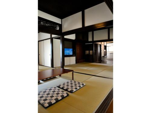 南房総市にあるOrizon - Vacation STAY 21711vのテーブルと椅子が備わる客室です。