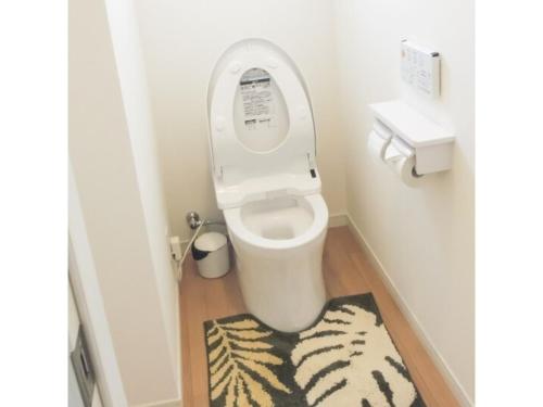 a bathroom with a toilet with a zebra rug at Orizon - Vacation STAY 21783v in Minamiboso