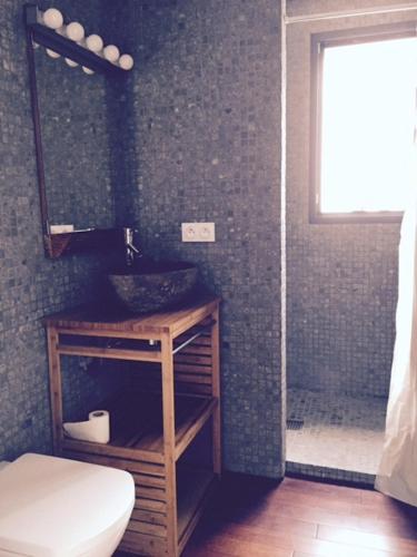 Ένα μπάνιο στο Villa 1km from forest and beach for 6